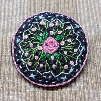 バラと小花のブローチ