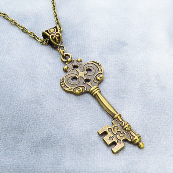 アンティークゴールド デザインキー（鍵）チャームのペンダント・ネックレス 長さ調整可 アジャスター可