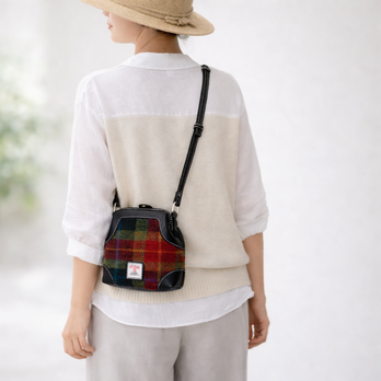 「ウール×革の組み合わせ」軽やかに持てる小ぶりショルダーバッグ