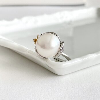 南洋真珠 大粒 ホワイト 蝶々がとまったフラワーリング (12.8mm)