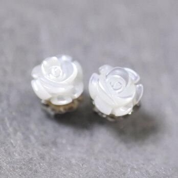 マザーオブパール・ローズのスタッドピアス（6mm・チタンポスト）