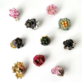 "ちいさなブローチ集" ちいさな物語をもつちいさなブローチたち　/ 2点あなたのブローチを見つけてください