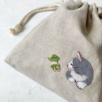【受注制作】『カエルと猫』手描きコットンリネン巾着 ベージュ グレー猫 ハチワレ猫