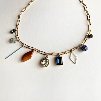 大ぶりパーツのデコラティブなネックレス