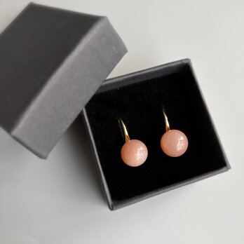 大粒ベージュ色のピーチベージュオレンジムーンストーンピアス〜６月の誕生石サージカルステンレスSUS316L