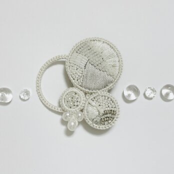 手刺繍のブローチ　en ー縁ー／M plus／淡水パールb012
