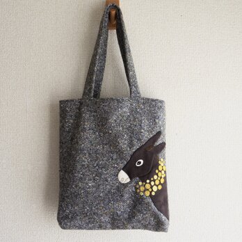 ロバとミモザの首飾り