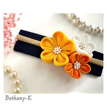 お食い初めや初節句に◆小花が可愛い和モダン髪飾り(下がり無し)◆白×山吹×金木犀色のママでも簡単につけられるつまみ細工