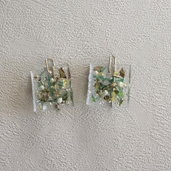 淡水パールや釘を閉じ込めたグリーンのレジンピアス