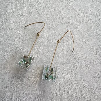 淡水パールや釘を閉じ込めたグリーンのレジンピアス