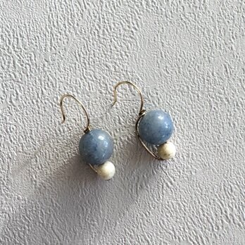 ブルーアベンチュリンとマーブルビーズのコンビネーションピアス