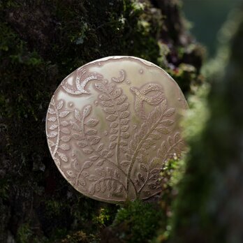 丸いブローチ「お月さま見つけたよ」