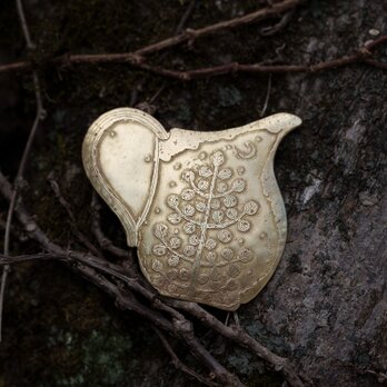 ブローチ「水差し」