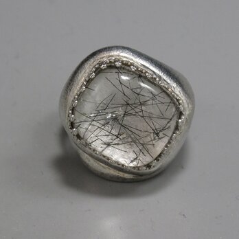 光るシルバーと黒い筋