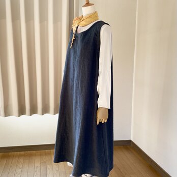 リネンウールのジャンパースカートと手織りのチューブマフラー