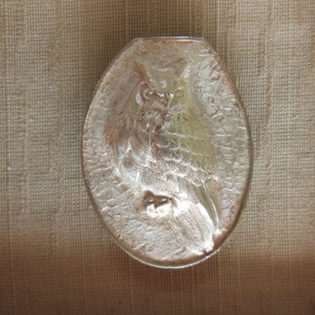 みみずくブローチ