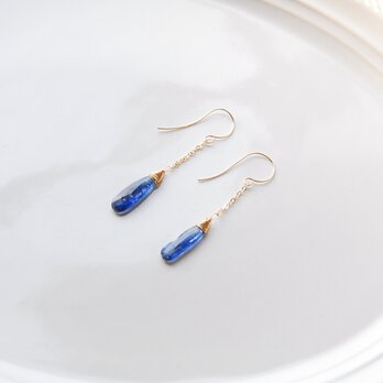 細長いペアシェイプのカイヤナイトのピアス１４kgf