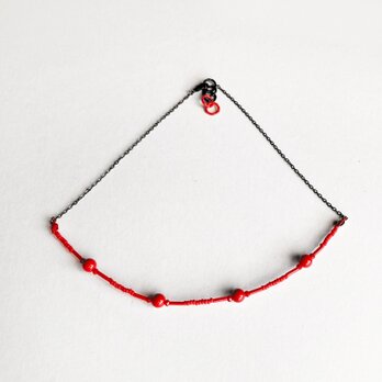 赤と黒のキッチュなネックレス