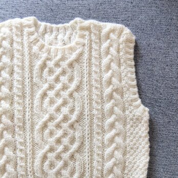 アラン模様の手編みベスト