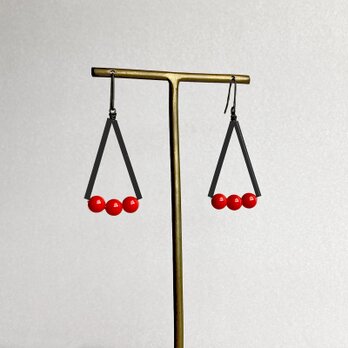 赤と黒のジオメトリックなピアス