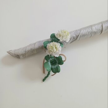 染め布花☆しろつめくさと四つ葉のクローバーのコサージュ　