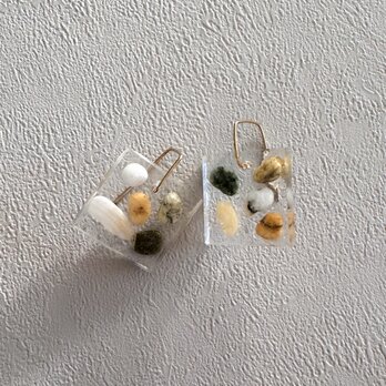 ストーンを閉じ込めたレジンのピアス