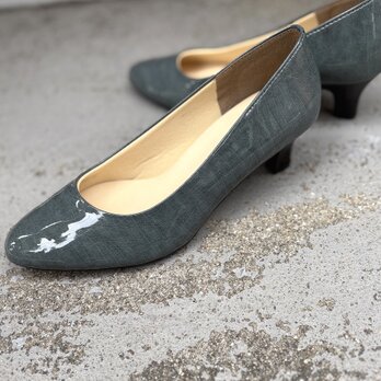 24.0cmのみ　4E幅　アッシュグレイ　エナメルパンプス　4.5cmヒール　大人パンプス