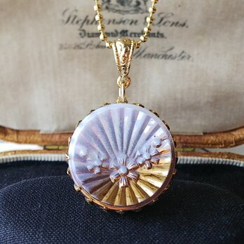 ヴィンテージ　極く淡い藤色とGoldの美しい花達／扇のネックレス