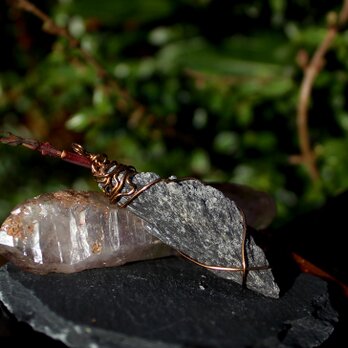 ブラックカイヤナイト　ネガティブなエネルギーから　オーラの修正と強化　