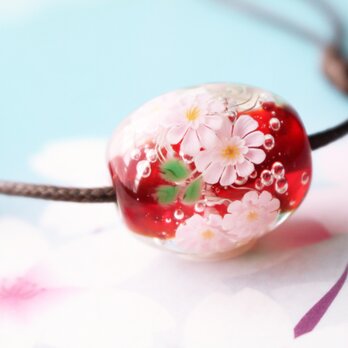 ガーベラのとんぼ玉（ガラス玉）赤/泡入り