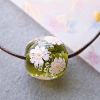 ガーベラのとんぼ玉（ガラス玉）グリーン/泡入り