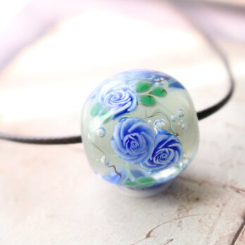 ブルーローズのとんぼ玉（ガラス玉）クリーム色／泡入り