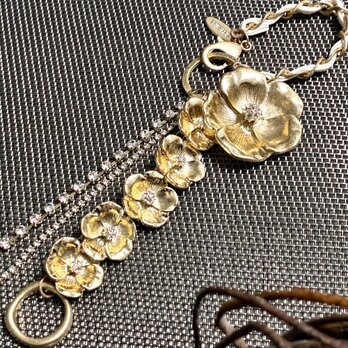 フラワーモチーフ メタルチェーン バッグチャーム　ゴールド