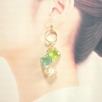 レジンアート　スクエアモチーフとリングパーツのピアス〈萌えいづる緑〉