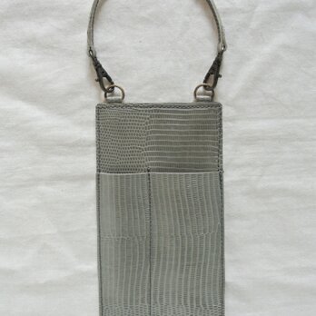 リザード型押しのペンホルダー。