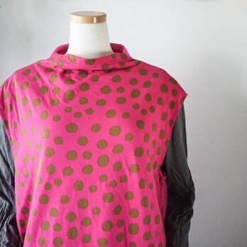 ピンクドット柄のハイネックベスト