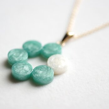 レジンアート　丸を連ねてペンダント〈若芝萌ゆる〉