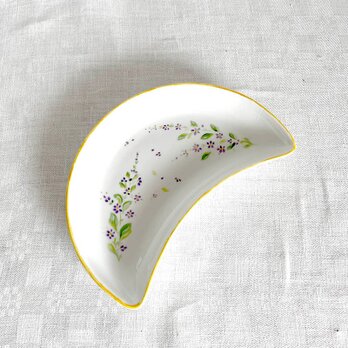 小皿 ラヴィエ 月形のプレート 手描き植物画 紫小花 ムーン クレセントプレート 三日月形 12twdk4