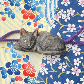 木彫りの黒猫の帯留め