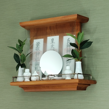 【 未来を拓く神棚　 神の鏡 】欅(ケヤキ)無垢材 三社宮神棚 モダン神棚 壁掛け型　神鏡は1枚ずつ職人の手作り
