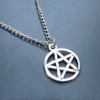 アンティークシルバー ペンタグラム（五芒星）チャームのペンダントネックレス　長さ調整可 アジャスター可