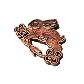 【木ｔｃｈ】クルミの木・ブローチ（花の旅うさぎ）