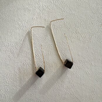 焦茶天然石キューブの直角ピアス