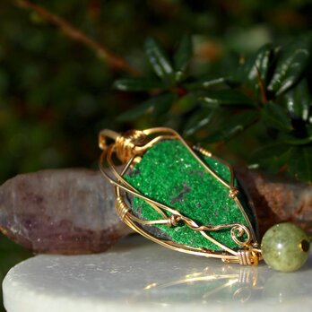 ウバロバイト　ガーネット　宇宙の愛と豊かさ　孤高を守る神聖な石