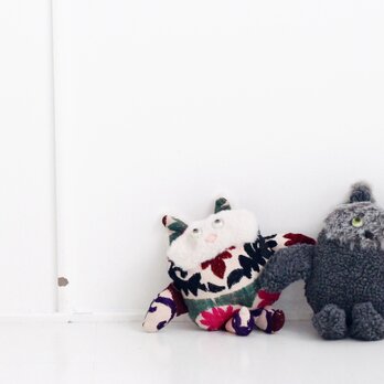 手刺繍布で作ったぬいぐるみ "まもぐるみの子ども"