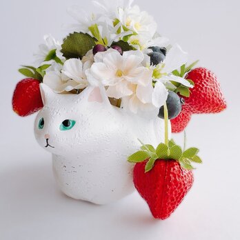 【いちご猫】手のひらサイズの猫のフラワーアレンジ