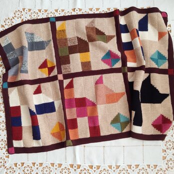 編み地のパッチワークブランケット〜ボールで遊ぶ猫ちゃん〜かぎ針編み