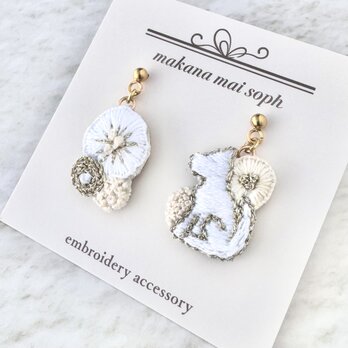 〈あなたの“大好き”がそっと耳元で華やぐ〉犬と花　ピアス／イヤリング　サージカルステンレス　金属アレルギー対応　ホワイト