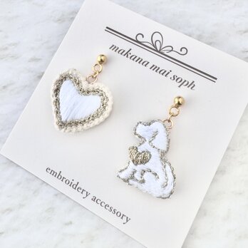 〈犬好きさんの“好き”を形にしたピアス／イヤリング〉犬とハート　サージカルステンレス　金属アレルギー対応　ホワイト　白