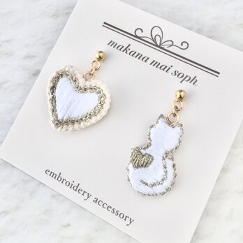 〈猫好きさんの“好き”を形にしたピアス／イヤリング〉猫とハート　サージカルステンレス　金属アレルギー対応　ホワイト　白